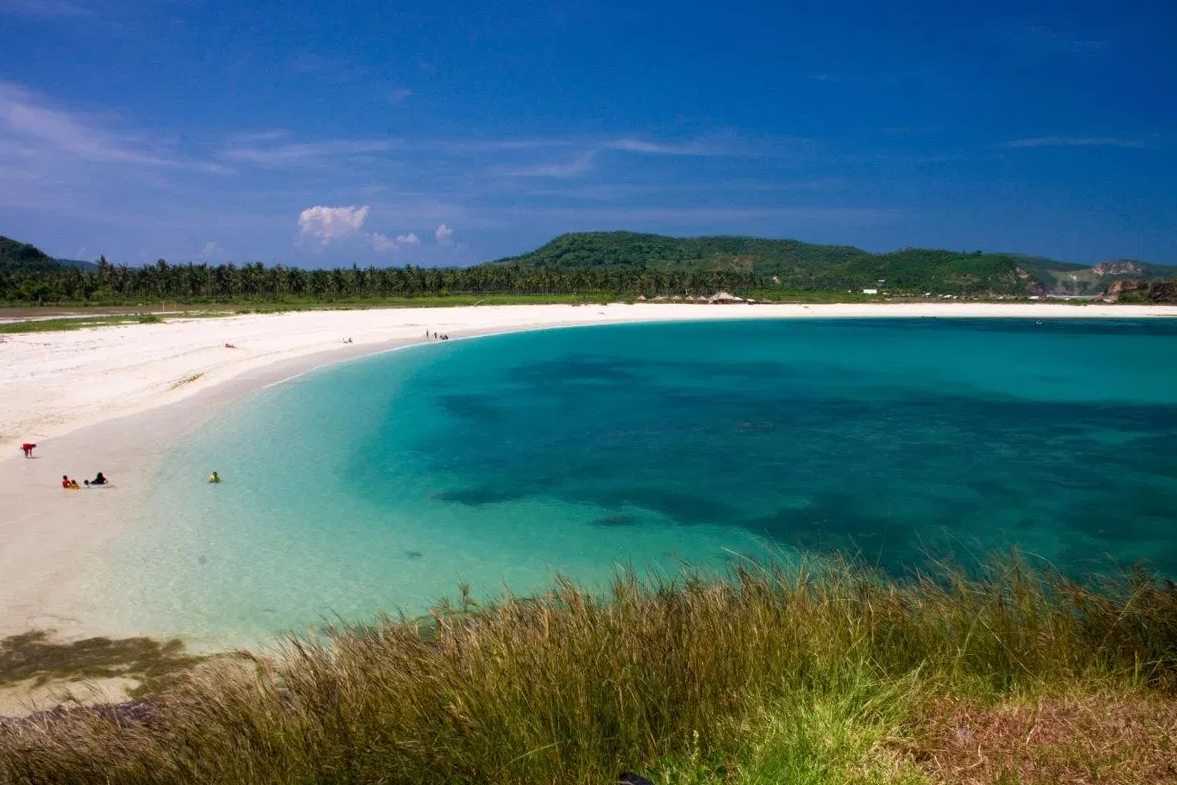 √ Pantai Tanjung Aan NTB | Lokasi, Rute, Harga Tiket, Penginapan dan