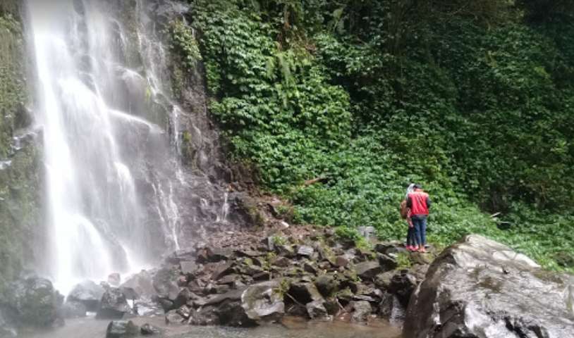 air terjun sinar tiga